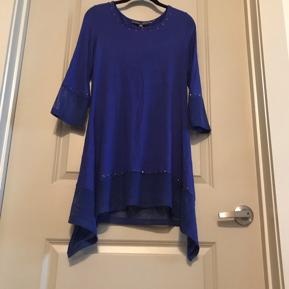 Essentials by Milano Top with Sharkbite hem & Mesh